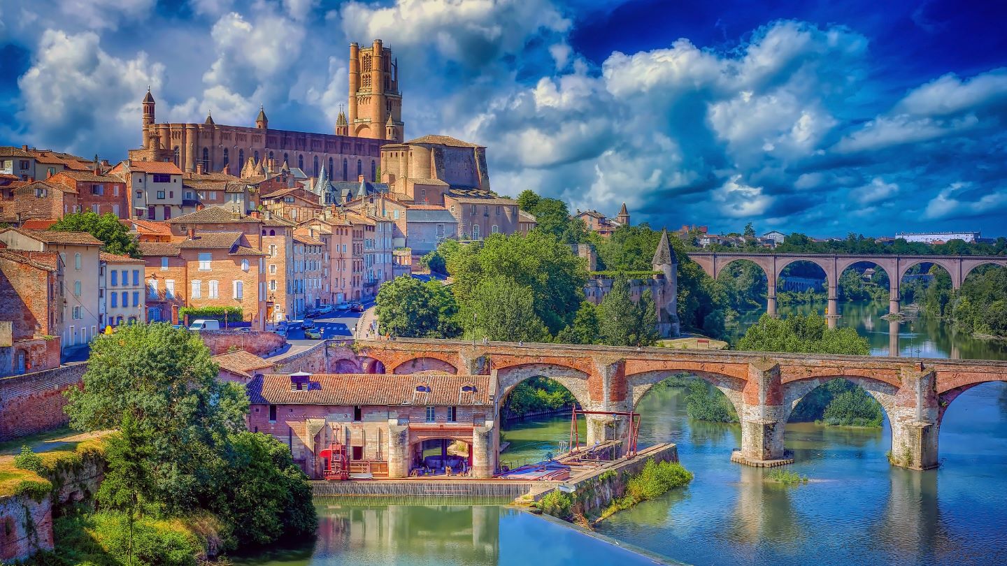 Une magnifique vue sur Albi et ses ponts traversant le Tarn, illustrant la possibilité de quitter Paris pour Albi.